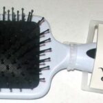 Art. 160323 Spazzola Professionale Pneumatica Quadra - Picchi in Plastica - Misure cm 25,2 x 8,6 - Bianco con impugnatura soft 1 pezzo su Cavallotto Appendibile - Scatola in Cartone da 12 pezzi