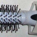 Art. 160327 Spazzola Professionale Tonda - Picchi in Plastica - Misure cm 22,4 x 4,6 - Bianco con impugnatura soft 1 pezzo su Cavallotto Appendibile - Scatola in Cartone da 12 pezzi